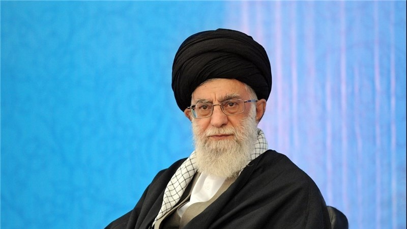 Iranpress: قائد الثورة الإسلامية يقدّر الشاعر الإيراني