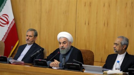 روحاني يؤكد على إزالة الحواجز أمام الاستثمارات في البلاد