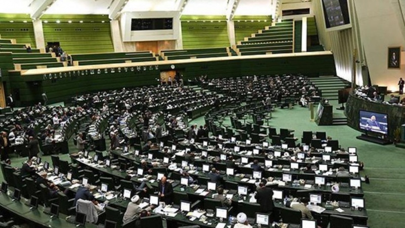 Iranpress: Iranian parliament holds open session on US approach towards human rights  