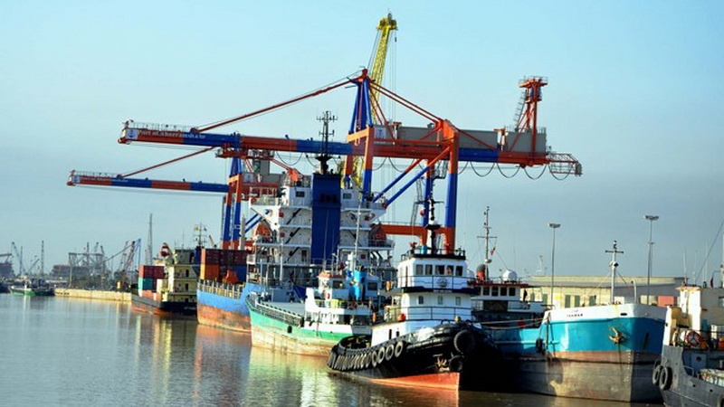 Iranpress: رقم قياسي جديد في تفريغ السلع الأساسية في ميناء الإمام الخميني