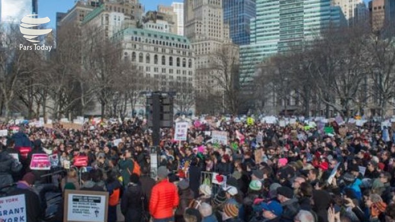 تظاهرات گسترده مردم آمریکا علیه یک سال سیاست‌های جنجالی ترامپ