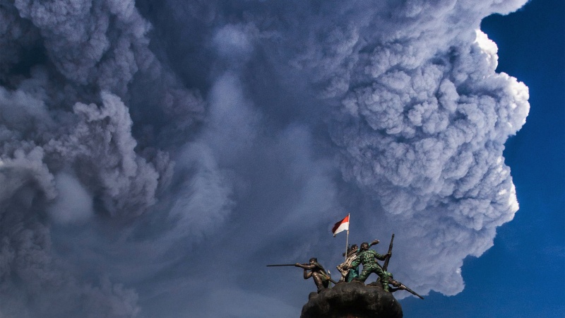 Iranpress: Indonesia’s Mount Sinabung erupts