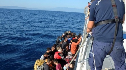 Turkish coast guards arrest migrants