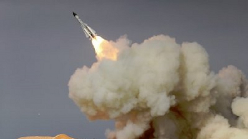 Iranpress: Yemeni army hits Saudi mercenaries in Asir, Medi by ballistic missiles 
