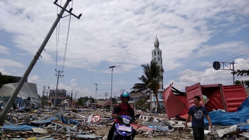Iranpress: Quake, tsunami kill hundreds of people in Indonesia