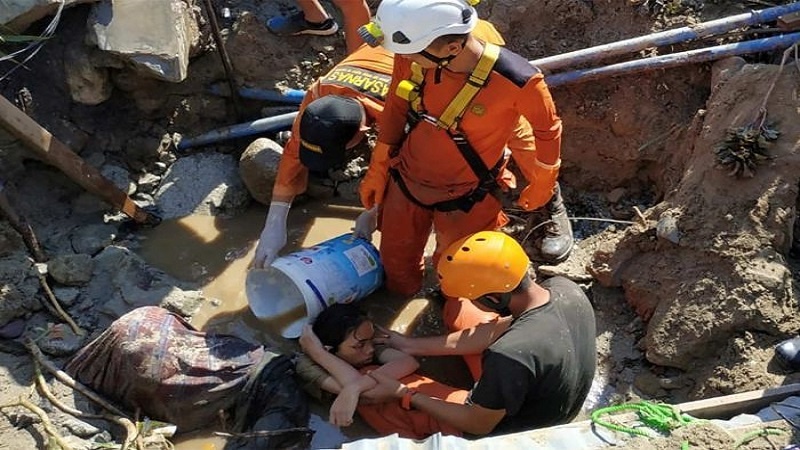 Iranpress: Indonesian earthquake death toll jumps to 832 