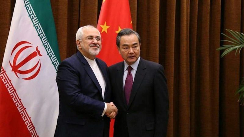 Iranpress: ظريف يناقش مع نظيره الصيني العلاقات الثنائية والدولية