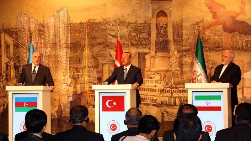Iranpress: Zarif discusses economic ties with Azeri, Turkish counterparts in Istanbul  