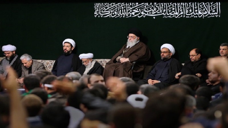 Iranpress: Leader of Islamic Revolution attends Arbaeen mourning ceremony 