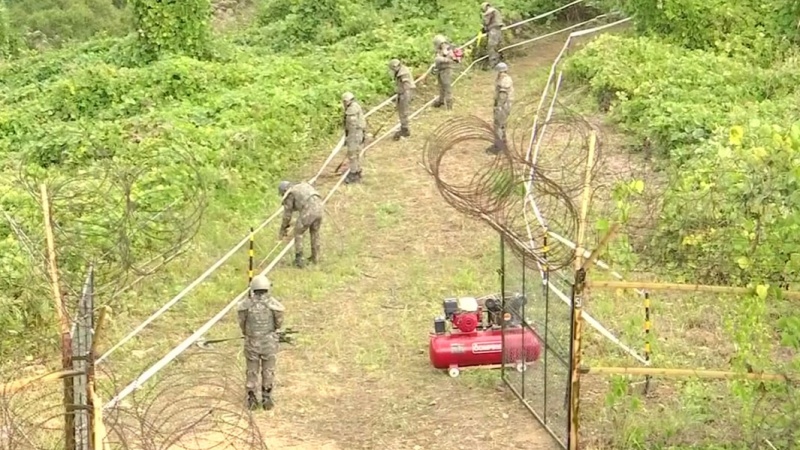 Iranpress: Two Koreas remove mines for easing military tensions