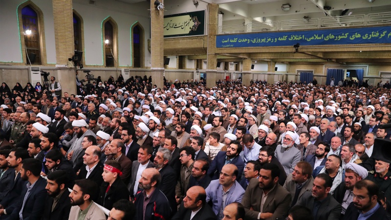 Iranpress: Photos: Govt officials and participants in Islamic Unity Conference met with Leader