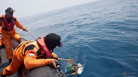 Lion Air crash: plane 'black box' retrieved from shallow sea
