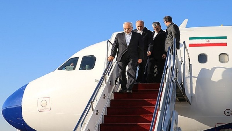Iranpress: Zarif arrives in Tehran after visit to Islamabad