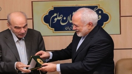 Zarif awarded the top medal of Iran's cultural academy of science 