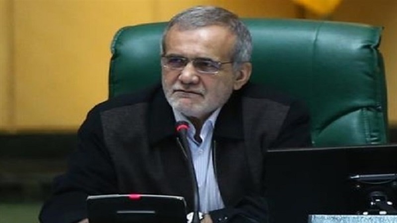 Iranpress: Iranian parliamentary delegation departs for Russia