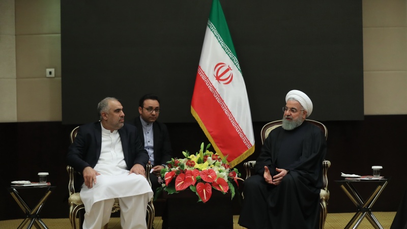 Iranpress: Rouhani calls on Pakistan for collective effort to fight terrorism