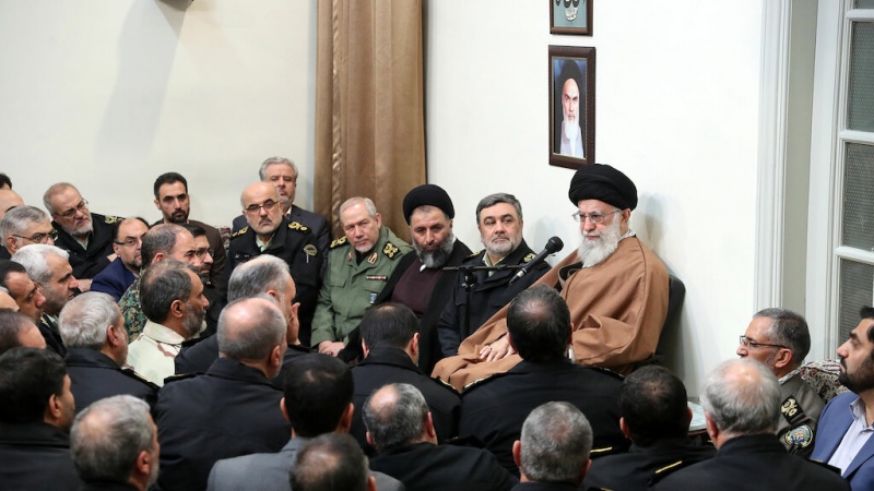 Photo: Leader met with Police commanders and staff