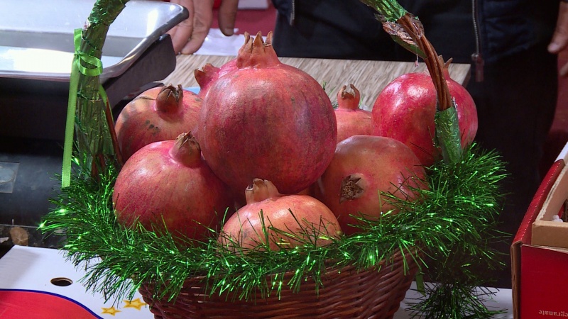 Iranpress: Red pomegranates shine in Tehran international winter festival