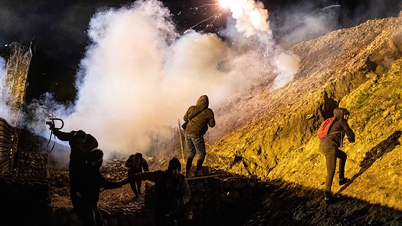 Iranpress: US fires tear gas across Mexico border