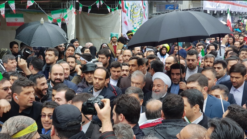 Iranpress: Rouhani besides Iranian people at public rally