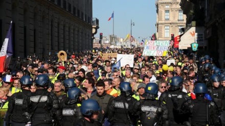 For 15th week, France yellow vest protesters take to the streets