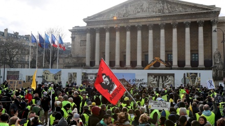 Scuffles break out as 'Yellow Vests' march on National Assembly in Paris
