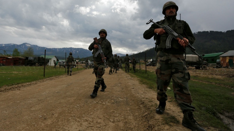 Iranpress: India troops, militants engage in fatal shooting in Kashmir 