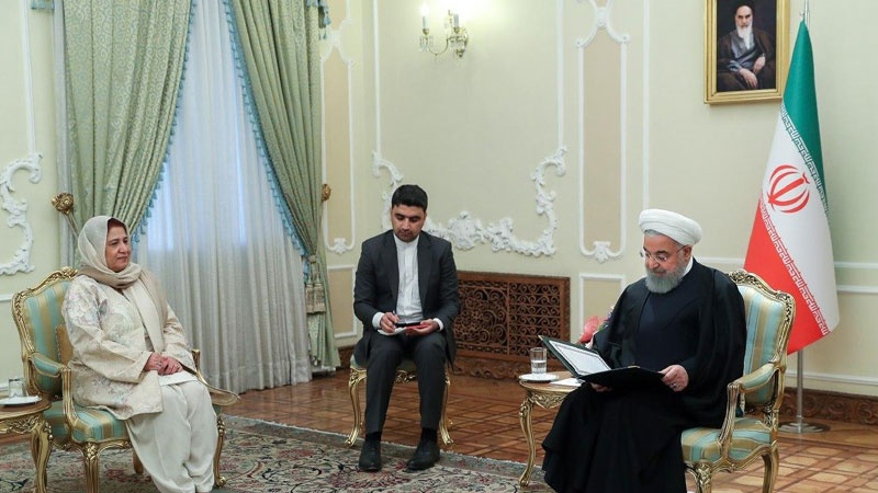 Iranpress: Rouhani receives credentials of Pakistan new ambassador to Tehran