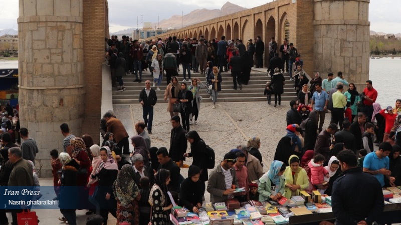 Iranpress: Photo: Isfahan hosts domestic and foreign tourists during Nowruz