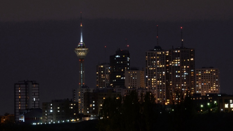 Iranpress: إنطفاء أضواء برج المیلاد فی طهران  