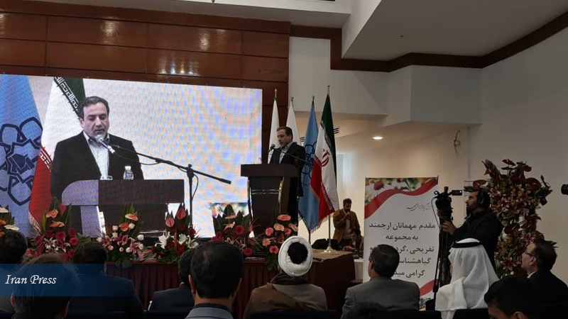 Iranpress: Iranian nation moves toward development despite sanctions: Araghchi