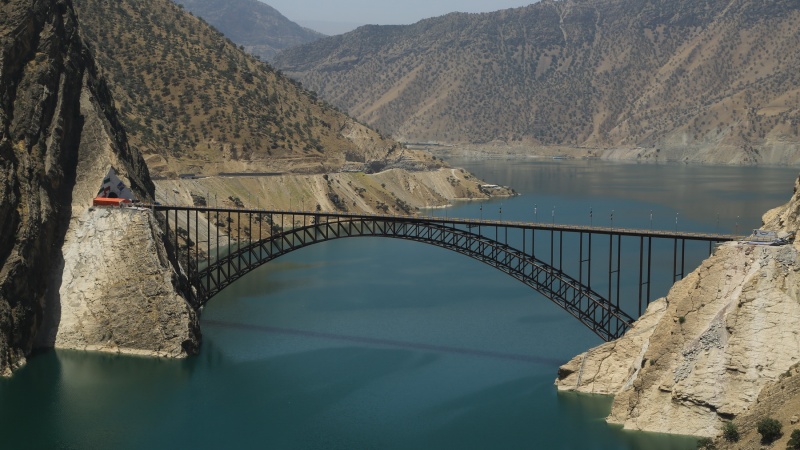 Iranpress: الجسر المقوس على نهر كارون، رمز صناعة الجسور في إيران