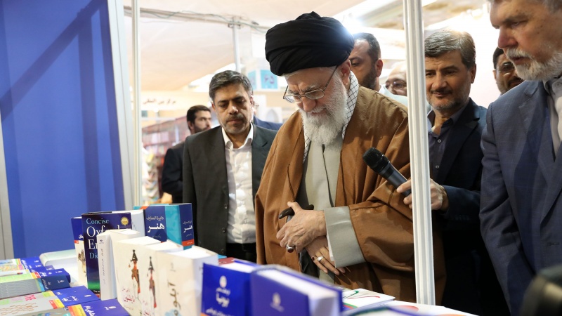 Iranpress: Photo: Leader visits Tehran’s International Book Fair
