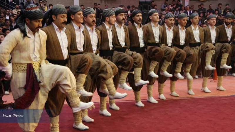 Iranpress: Ancient Iranian Kurdish Festival held in Baneh