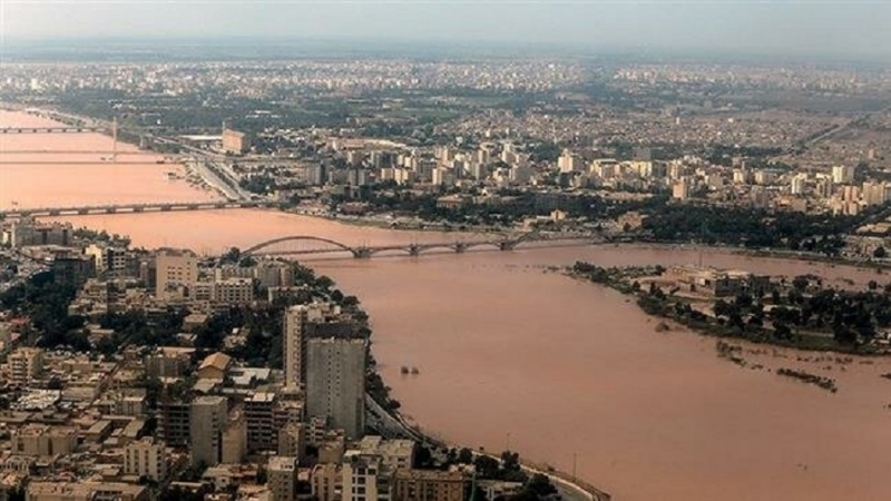 Iranpress: إرتفاع مستوى مياه نهر كارون وتدفق المياه نحو مدينة أهواز