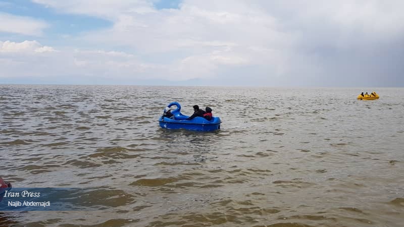 Iranpress: Photo: Rejuvenated Lake Urmia absorbs tourists in spring