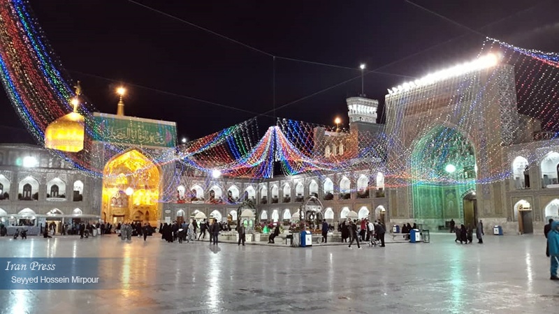Iranpress: احتفالات في مشهد بمناسبة ميلاد الإمام الحسين (ع)
