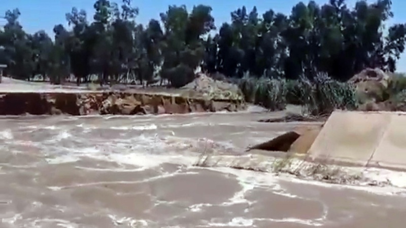 Iranpress: مياه الفيضانات تتجه نحو أهواز 