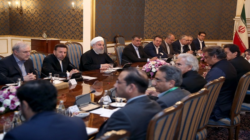 Iranpress: الرئيس روحاني: يجب ان تصبح حدود إيران وباكستان حدود التجارة و الاستقرار و الأمن