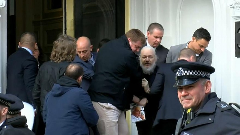 Iranpress:  Julian Assange under London police arrest