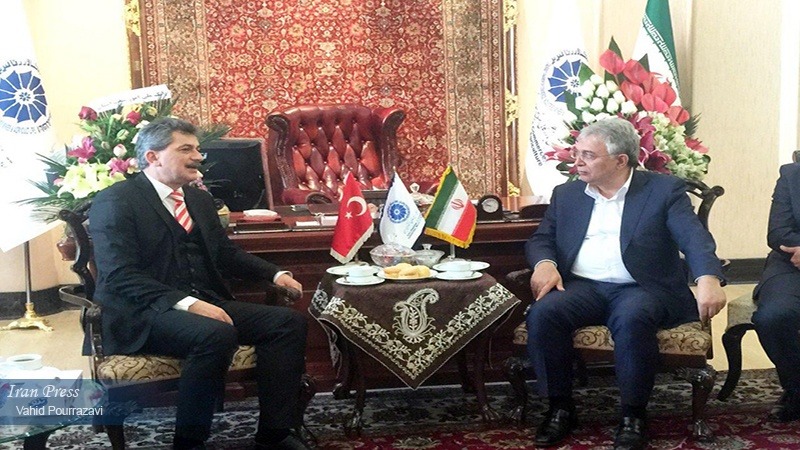 Iranpress: السفير التركي لدى طهران يؤكد على ضرورة تعزيز التعاون 