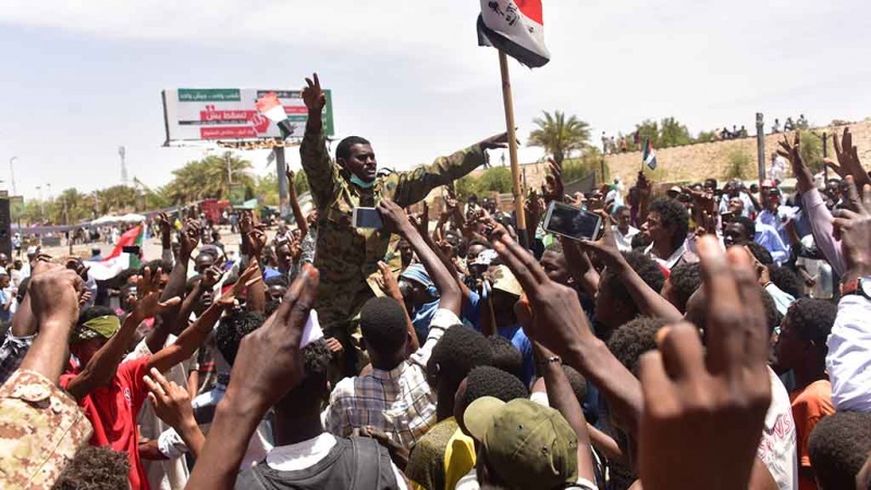 Iranpress: الإتحاد الإفريقي يهدد المجلس العسكري في السودان
