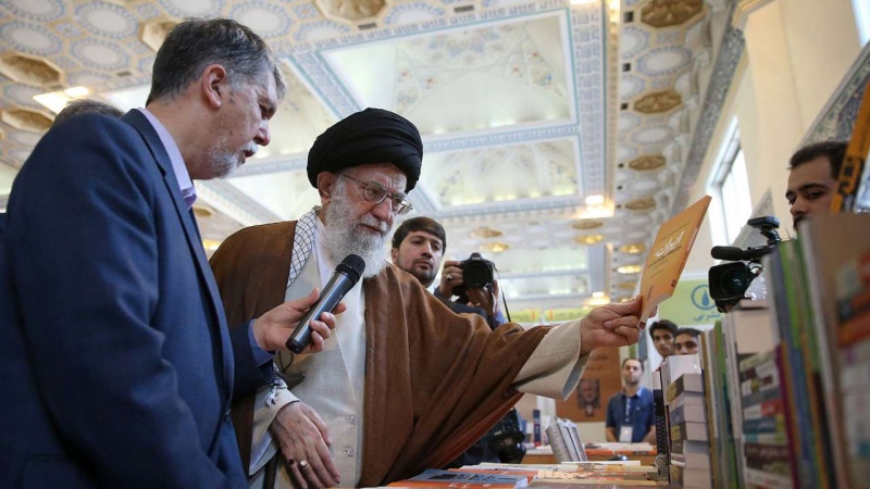 Iranpress: المرشد الأعلى للثورة الإسلامية يزور معرض طهران للكتاب