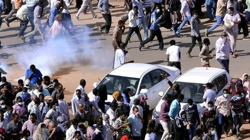 Iranpress: تواصل المظاهرات في السودان