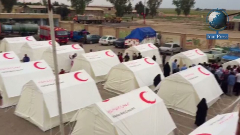 Iranpress: إسكان مواطني محافظة خوزستان في المخيمات بشكل طارئ
