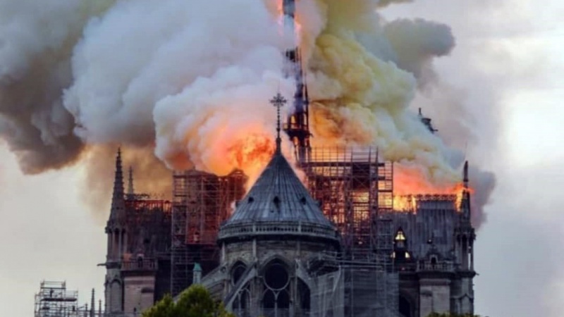 Iranpress: حريق مدمر في كاتدرائية نوتردام التاريخية في باريس 