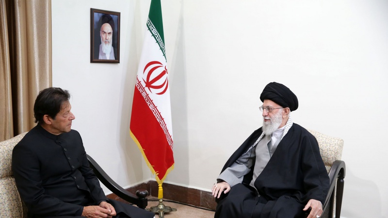 Iranpress: قائد الثورة: يجب تعزيز العلاقات الإيرانية الباكستانية رغمًا عن أعداءهما