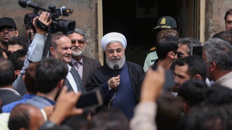 Iranpress: الرئيس روحاني يطمئن أهالي ايلام المنكوبة 