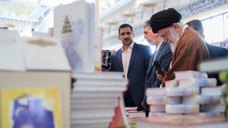 Leader visits Tehran International Book Fair