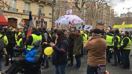 Yellow vest protesters urge regions to join rallies in Paris